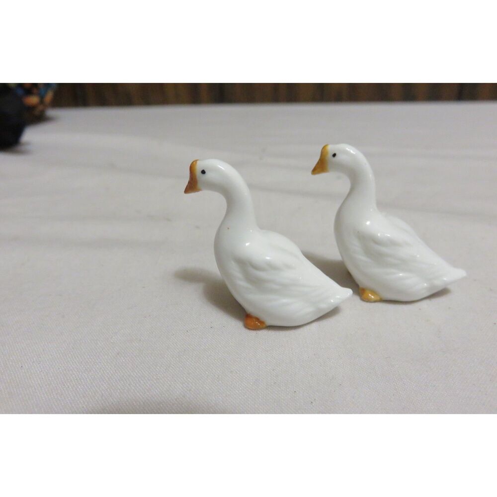BUG HOUSE MINIATURES MADE IN JAPAN 1 1/4 INCH TALL PAIR OF GEESE